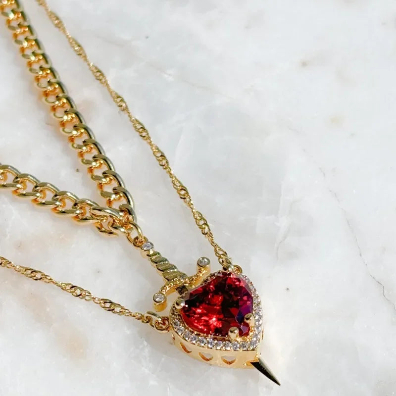 Colar de Pescoço Feminino com Coração e Espada