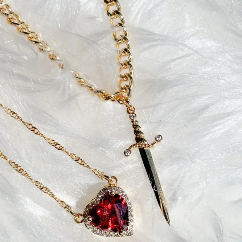 Colar de Pescoço Feminino com Coração e Espada