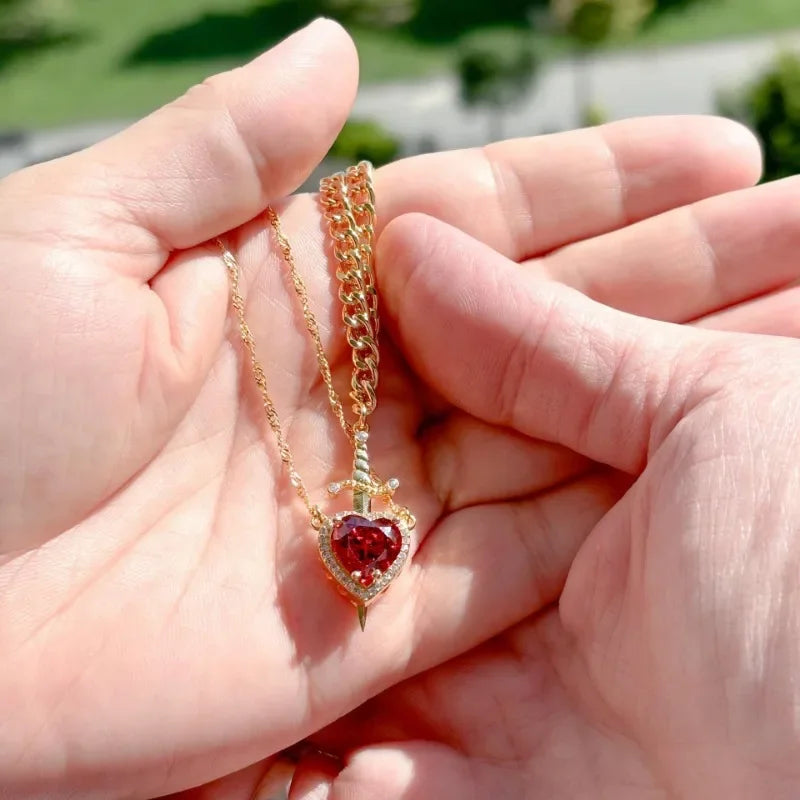 Colar de Pescoço Feminino com Coração e Espada